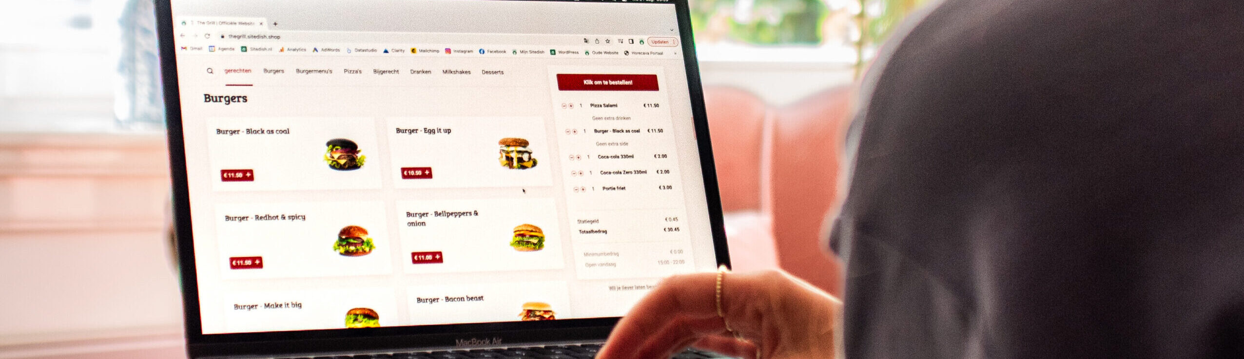 Een persoon die eten aan het bestellen is op internet